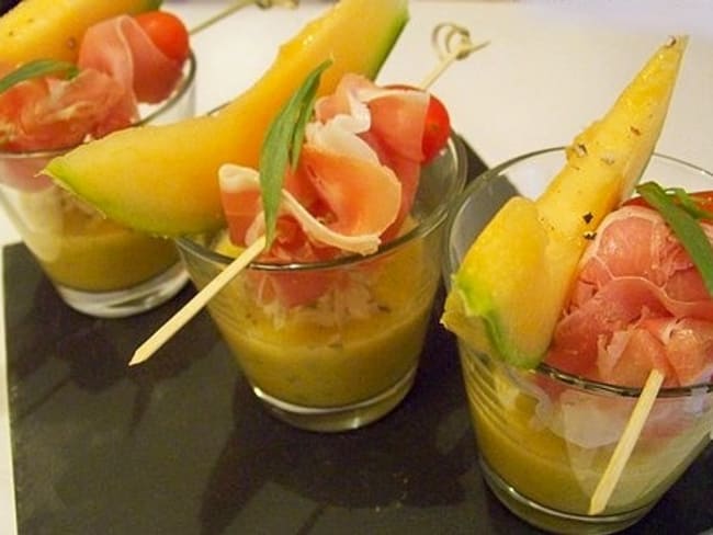 Soupe de Melon à l'estragon et crème de balsamique jambon de Serrano pour un apéro gourmand