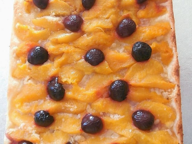 Tarte aux nectarines jaunes au sirop de thé et cerises