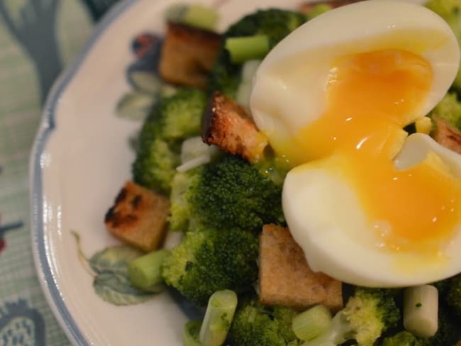 Salade de brocoli, oeuf mollet et croûtons