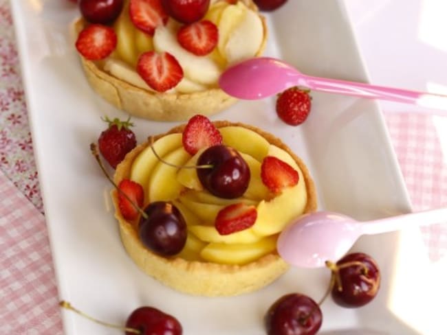 Tartes aux pêches crème citron et fruits d'été