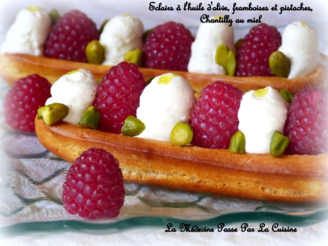 Eclairs à l'huile d'olive, framboises et pistaches, chantilly au miel