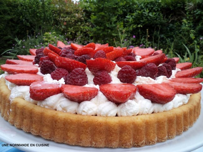 Gâteau aux fraises et framboises sur un lit de crème fouettée