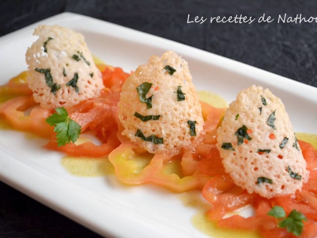 Carpaccio de tomates, vinaigrette au combava et tuiles de parmesan