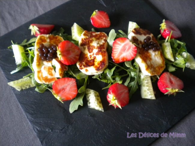 Salade de halloumi, roquette, fraises et caviar de concombre