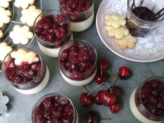 Dessert : panna cotta au yaourt de brebis, compotée de cerises noires au piment d’Espelette