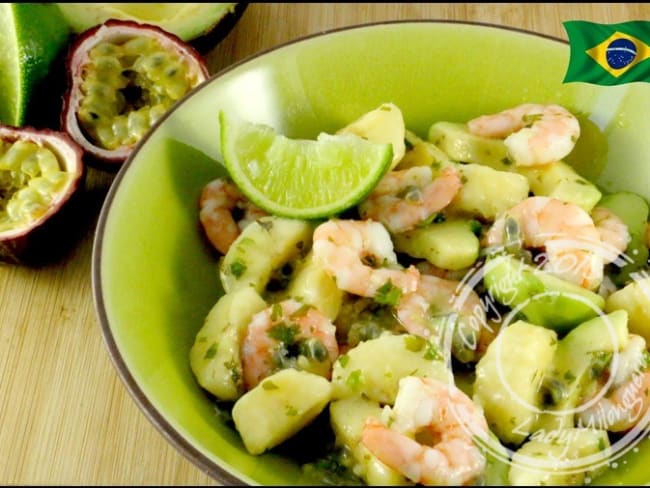 Salade de crevettes, avocat, fruits de la passion et banane