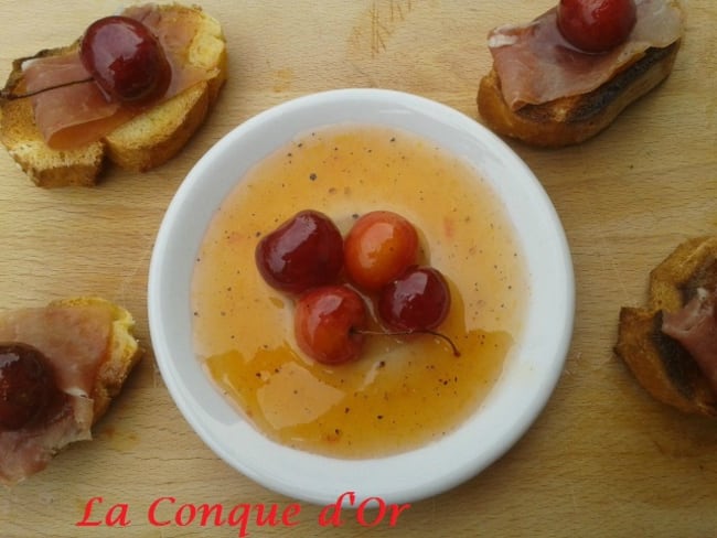 Bruschette au jambon cru et cerises au sirop d'orange poivré