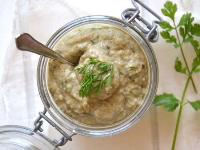 Dip d'aubergine et lentilles corail à la coriandre et au lait de coco