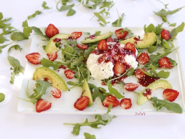 Salade de fraises et avocat à la burrata, vinaigrette à la fraise