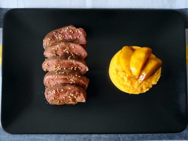 Magret de canard sucré - salé, purée de patates douces et pêches