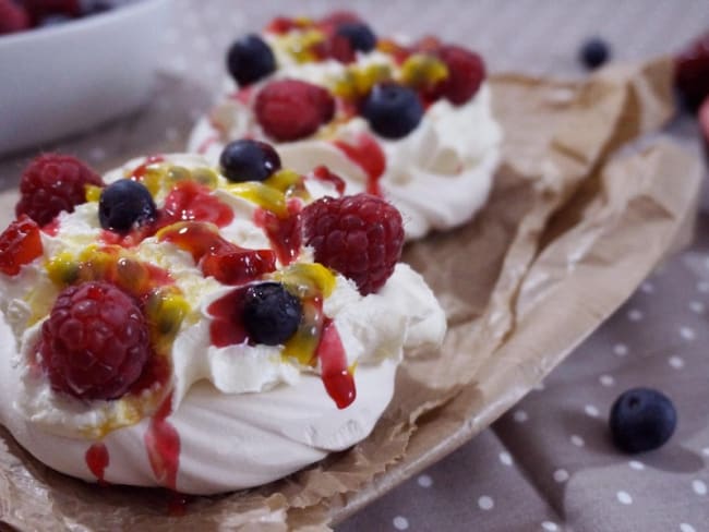 Pavlova fruits rouges et fruits de la passion par