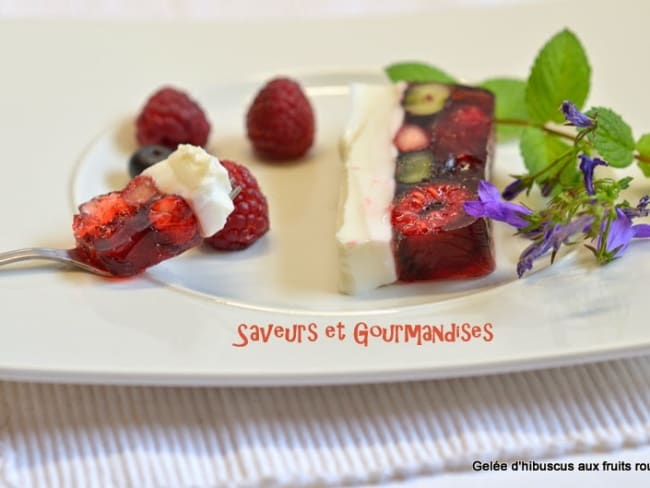 Gelée d'hibiscus aux fruits rouges (myrtilles, fraises des bois e framboises) et crème d'amandes.