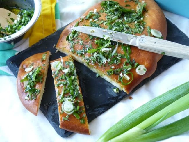 Pain plat au parmesan et son pesto d'herbes, un incontournable de l'apéritif !