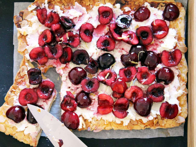 Tarte rustique aux cerises, ricotta et amandes