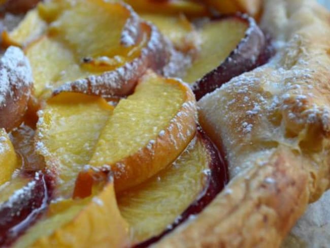 Tarte fine aux pêches blanches et nectarines