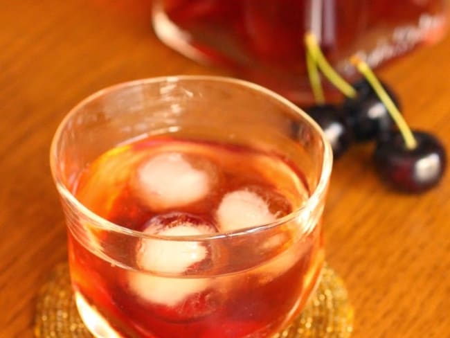 Cocktail : whisky infusé aux cerises, cèdre fumé et miel