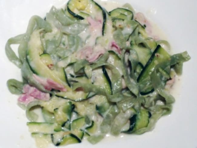 Tagliatelles de Konjac aux courgettes, jambon et chèvre