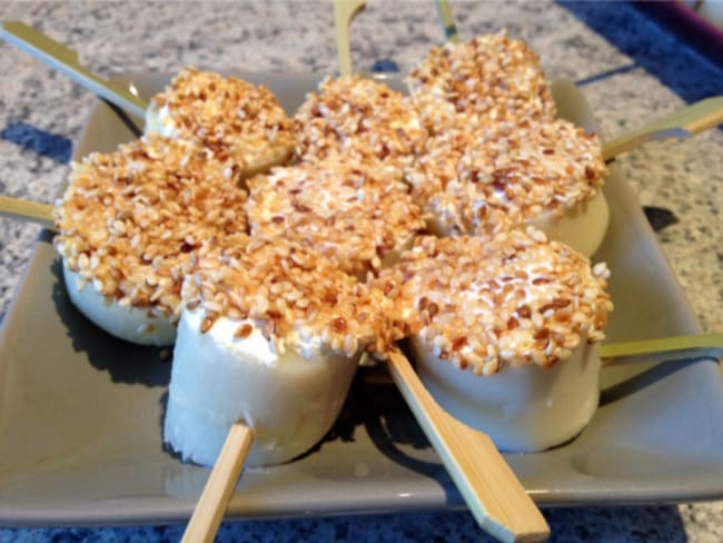 Coeurs de palmier au fromage et sésame grillé