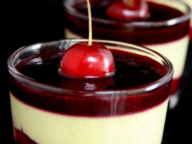 Panna cotta allégée à la pistache et cerises