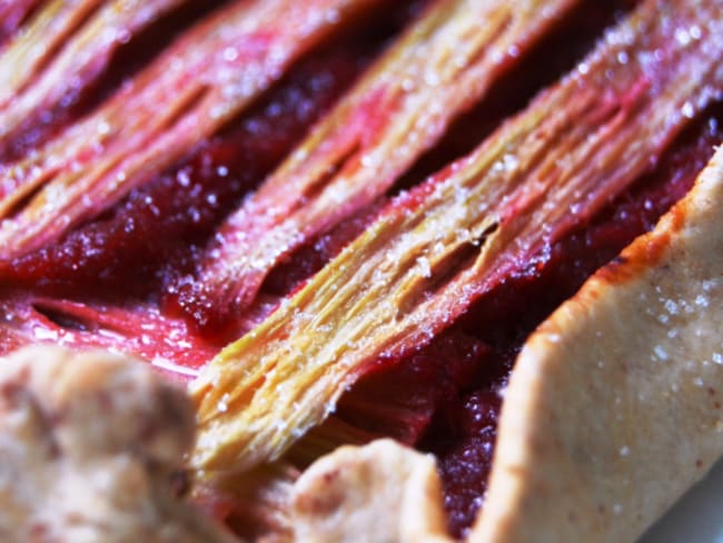 Tarte rustique à la rhubarbe et compote de cerise