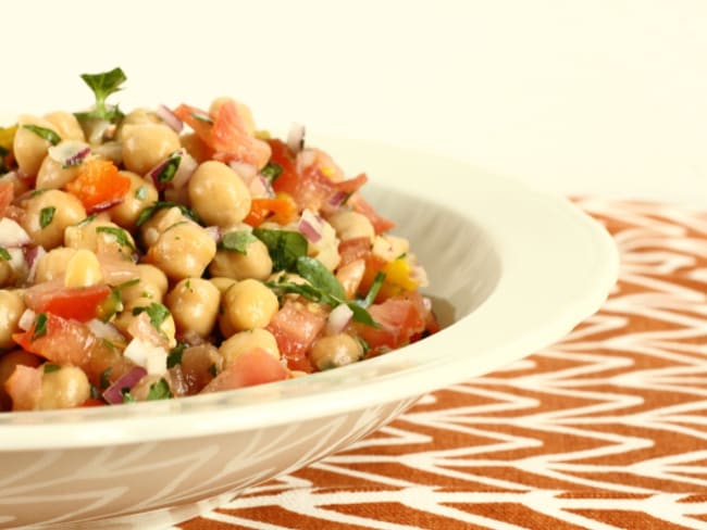 Salade de pois chiches, tomates et poivrons marinés