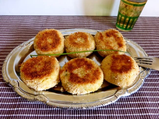 Galettes de pommes de terre au thon comme des maakoudas