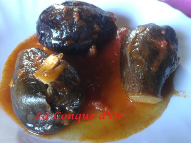 Petites aubergines farcies en sauce tomate