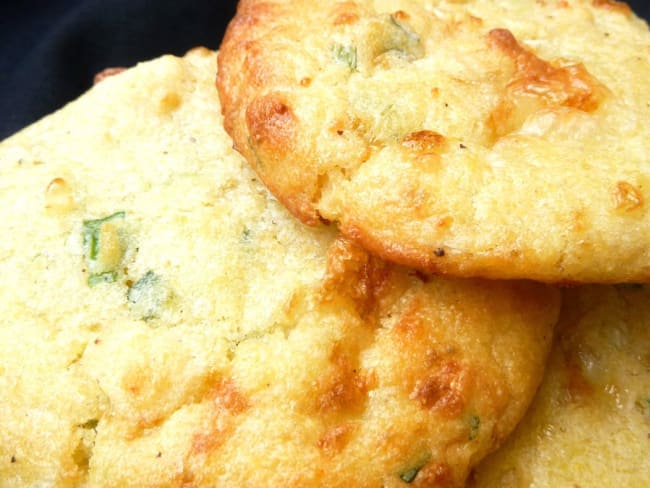 Biscuits façon Cornbread au Maroilles et aux oignons frais pour l'apéro