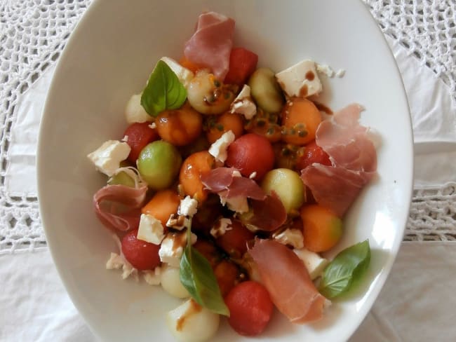 Salade colorée aux 3 melons, pastèque, fromage de brebis, Prosciutto et fruits de la passion