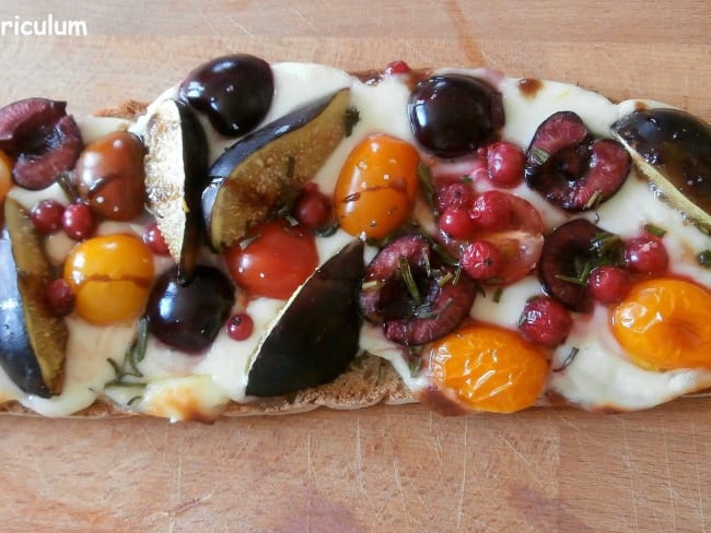 Bruschetta tomates cerises, mozzarella, cerises, figues, et romarin