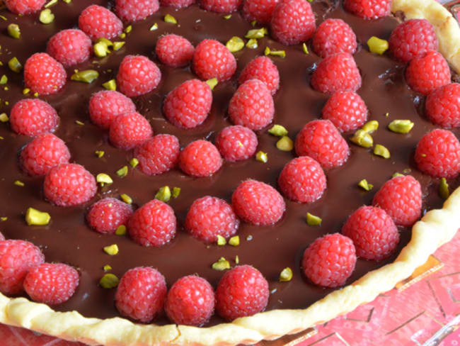 Tarte chocolat framboises et éclats de pistaches