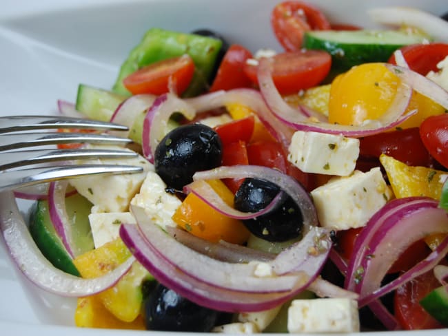 Salade grecque toute simple (concombre, tomate, feta...)