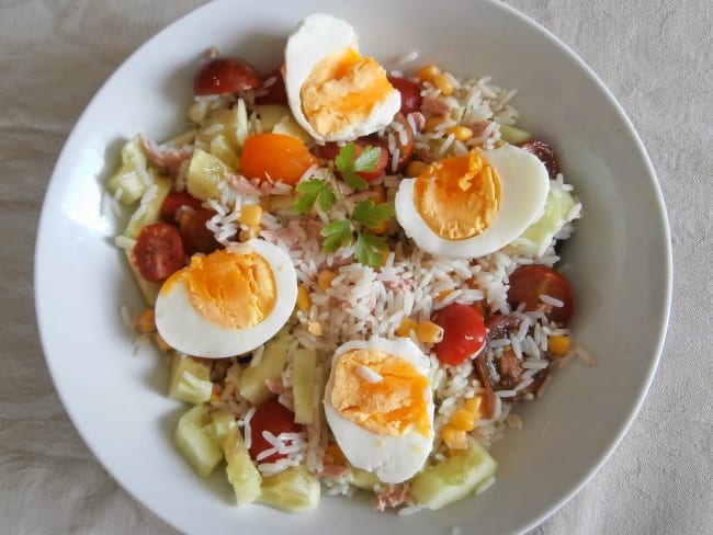 Salade composée au thon, olives noires, concombre, maïs, tomates