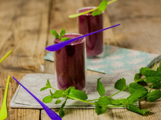 Lassi aux myrtilles et à la violette