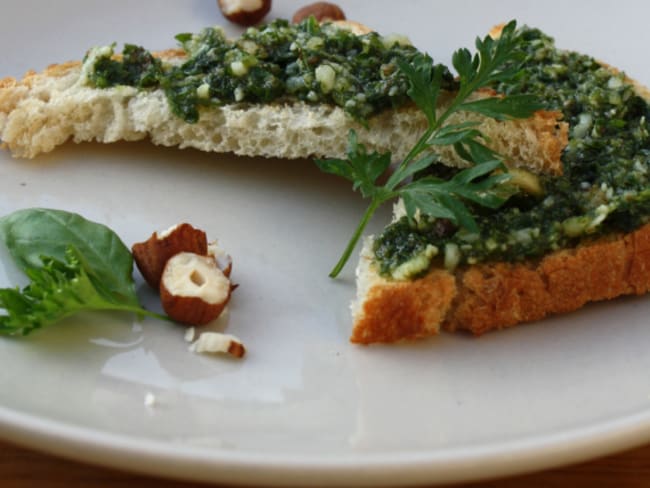 Pesto aux fanes de carottes et noisettes