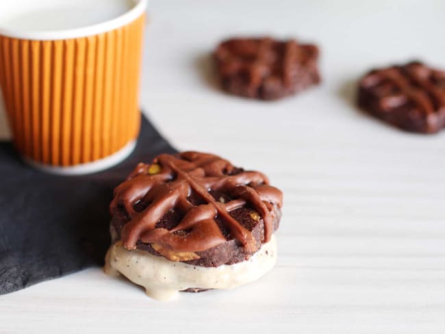 Cookies façon sandwichs glacés, double chocolat, noisettes et vanille