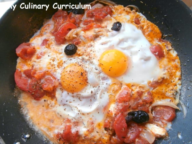 Poêlée de tomates au fromage de brebis et œufs