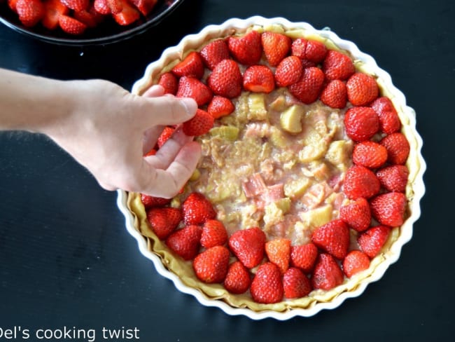 Tarte meringuée aux fraises et à la rhubarbe