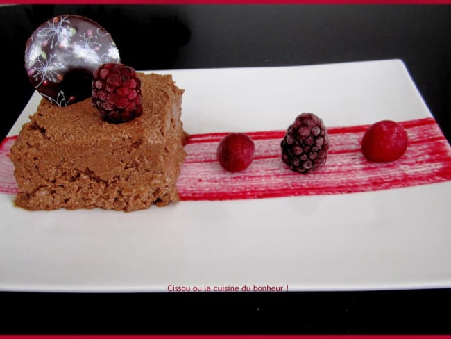 Marquise chocolat et coulis de fruits rouges