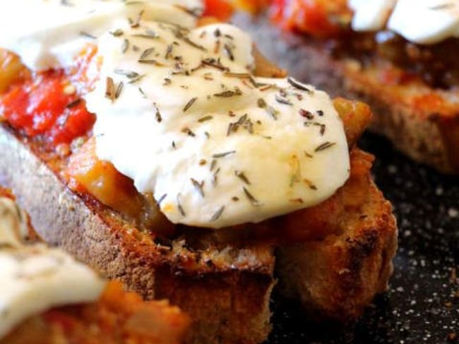 Tartine gratinée aubergine, tomates et chèvre frais