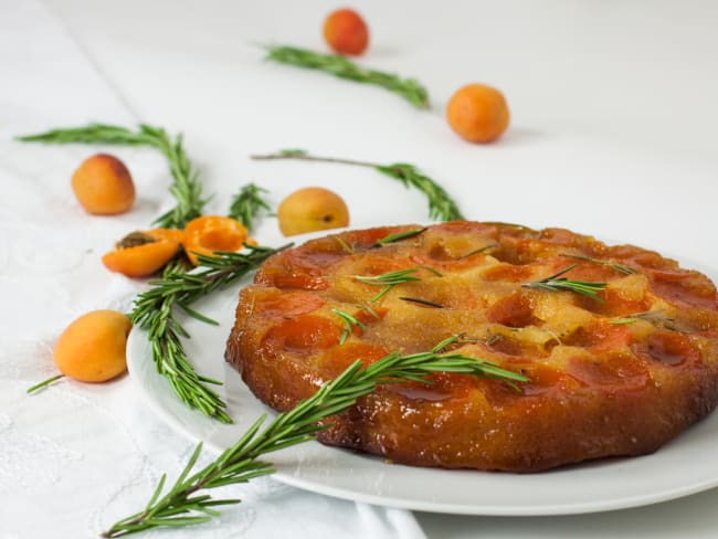 Gâteau renversé aux abricots, miel de citronnier et romarin