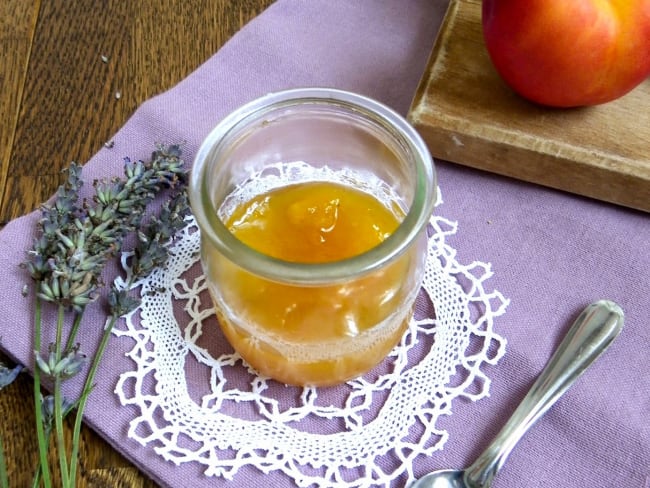 Confiture jaune de nectarines et courgettes jaunes à la lavande