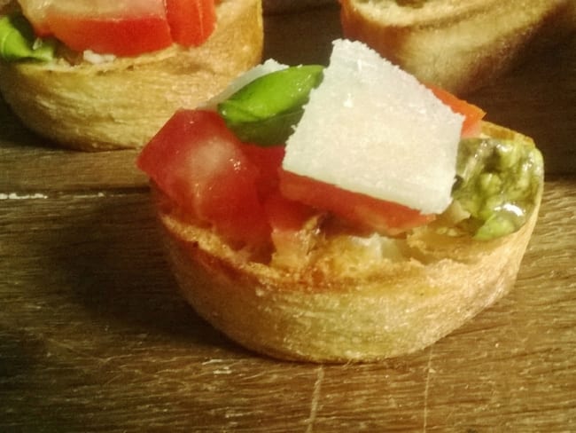 Mini Bruschetta aux tomates, basilic, parmesan et à l'ail confit