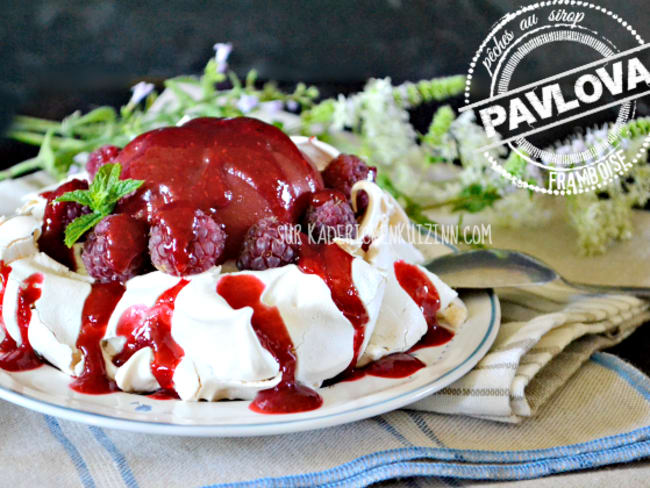 Pavlova pêche au sirop framboises et coulis