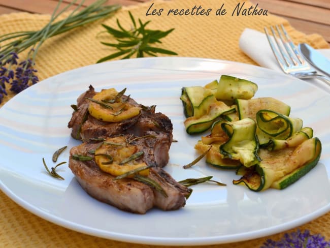 Agneau grillé au citron et romarin, tagliatelles de courgettes