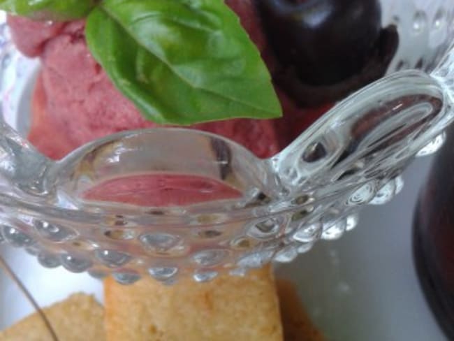 Assiette gourmande aux cerises : Glace à la cerise