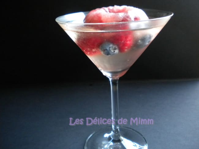 Cocktail Sangria blanche aux fruits rouges revisitée