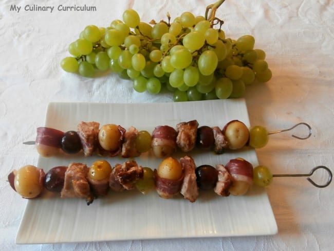 Brochettes de canard aux raisins, miel et pommes de terre grenailles