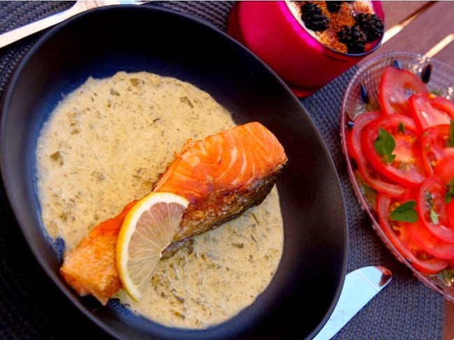 Saumon à l'oseille et brocoli, carpaccio de tomates et fromage frais aux mûres