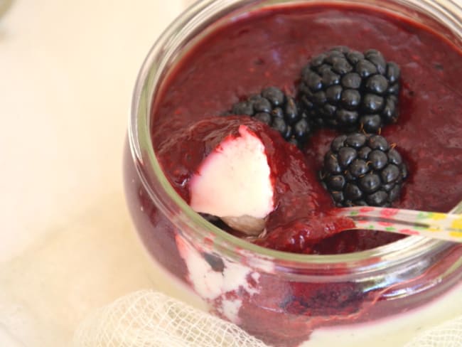 Panna cotta à la noix de coco et compotée de mûres au citron